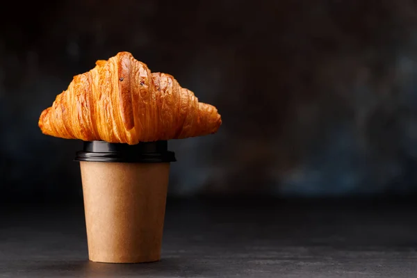 Café Aromático Uma Xícara Papel Emparelhado Com Croissant Escamoso Com — Fotografia de Stock