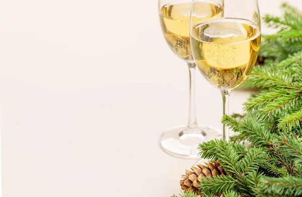 クリスマスモミの木の枝 シャンパンと挨拶テキストのためのスペース — ストック写真