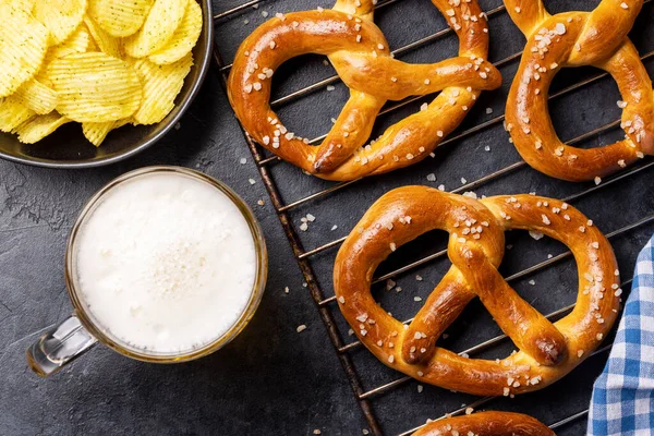 Freshly Baked Homemade Pretzels Draft Beer Flat Lay — 스톡 사진