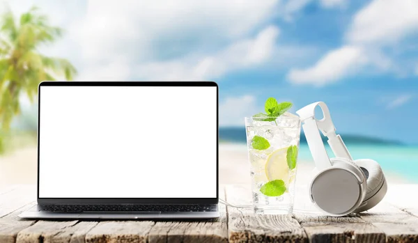 Laptop Cocktail Och Hörlurar Träbord Framför Soligt Hav Och Palmblad — Stockfoto