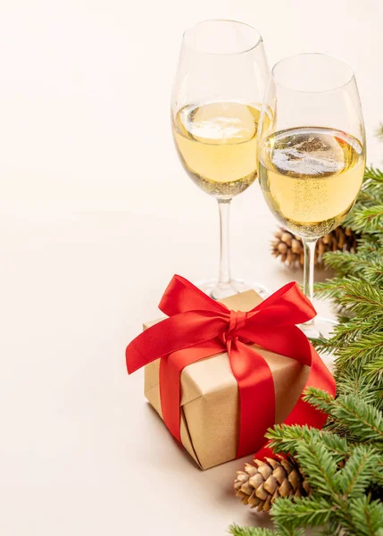 圣诞树枝 圣诞礼品盒 香槟酒和问候语空间 — 图库照片