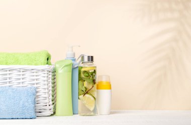 Vücut bakımı malzemeleri ve banyo havluları masada ürününüz veya mesajınız için yer var. Spa düzenlemesi