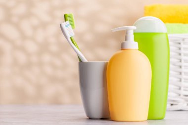 Temiz ve ferahlatıcı bir görüntü. Tuvalet tüpleri ve diş fırçaları, ağız temizliği ve sağlıklı bir yaşam tarzı.