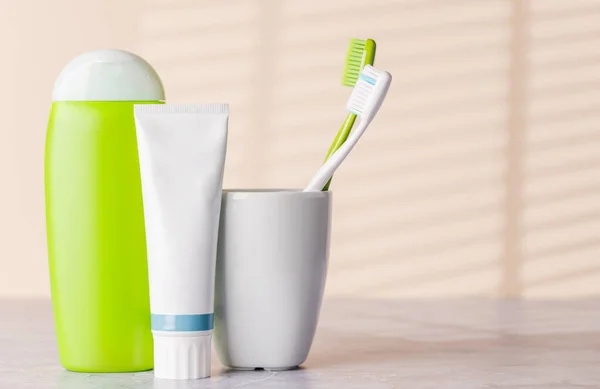 清洁清新的图像 设有卫生管和牙刷 促进口腔卫生和健康的生活方式 — 图库照片