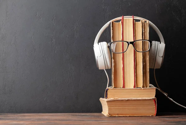 Stare Książki Słuchawki Okulary Drewnianym Stole Tablicy Kopiowania Audiobooki Szablon — Zdjęcie stockowe