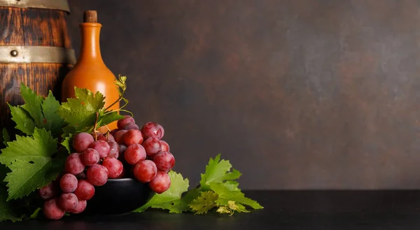 Botella Vino Uvas Exuberantes Mostrando Arte Vinificación Con Espacio Copia —  Fotos de Stock