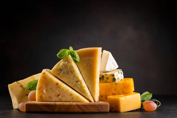 Taş Masada Çeşitli Peynirler Var — Stok fotoğraf