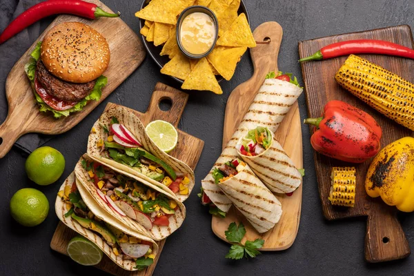 Cucina Messicana Con Tacos Burrito Nachos Hamburger Altro Ancora Posa — Foto Stock