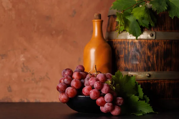 Wijn Fles Weelderige Druiven Presentatie Van Artisticiteit Van Wijnbereiding Met — Stockfoto