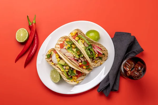 Meksika Yemeği Tako Izgara Sebze Kırmızının Üzerinde Düz Yatıyordu — Stok fotoğraf