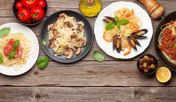 各种意大利面食 蘑菇和番茄酱意大利面 意大利面 带有复制空间的顶视图平面布局 — 图库照片