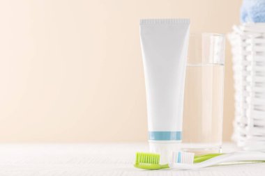 Diş macunu, diş fırçası, ağız hijyeni ve parlak bir gülümsemeyi destekleyen temiz ve ferahlatıcı bir görüntü.