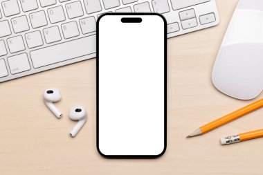 Masadaki boş beyaz ekran akıllı telefon, tasarım modeliniz için mükemmel.