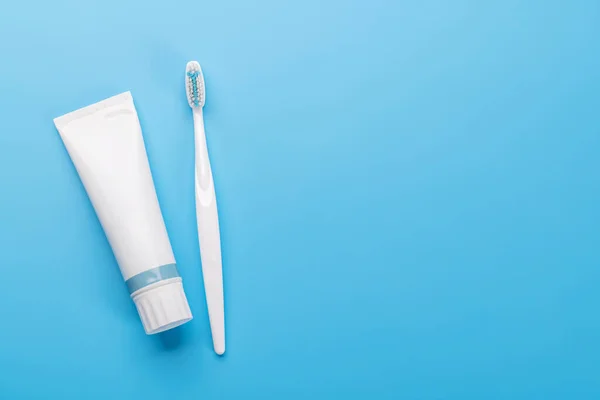 以牙膏和牙刷为特色的清洁清新的形象 促进口腔卫生和灿烂的笑容 有复制空间 — 图库照片