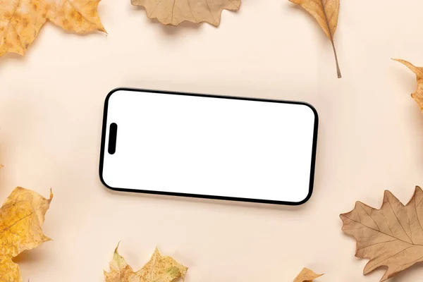 Smartphone Com Tela Branco Uma Mesa Cercada Por Folhas Natureza — Fotografia de Stock