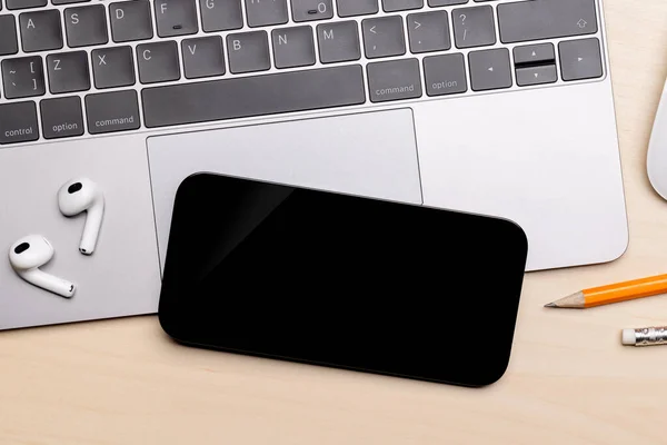 stock image Blank black screen smartphone on a desk, perfect for your design mockup