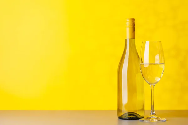 Μπουκάλι Λευκό Κρασί Και Ποτήρι Κρασί Χώρο Αντιγραφής Για Κείμενό — Φωτογραφία Αρχείου