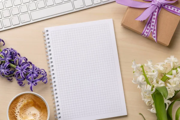 Schreibtisch Mit Geschenk Blumen Notizblock Und Tastatur Draufsicht Und Platz — Stockfoto