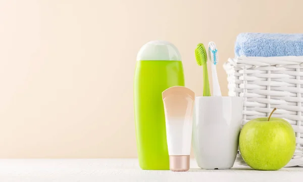 Чистый Освежающий Образ Туалетными Принадлежностями Зубными Щетками Способствующий Гигиене Полости — стоковое фото