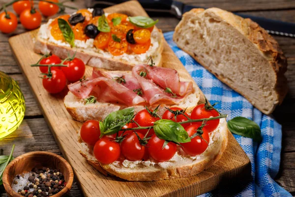 Een Heerlijk Broodje Bruschetta Versierd Met Sappige Tomaten Kaas Hartige — Stockfoto