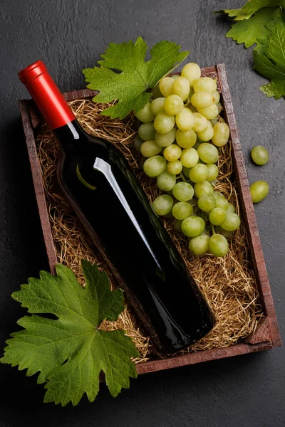 Uma Garrafa Vinho Tinto Uvas Frescas Apresentadas Numa Caixa Madeira — Fotografia de Stock