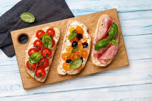 Ljuvlig Smörgås Uppsättning Bruschetta Prydd Med Saftiga Tomater Ost Och — Stockfoto
