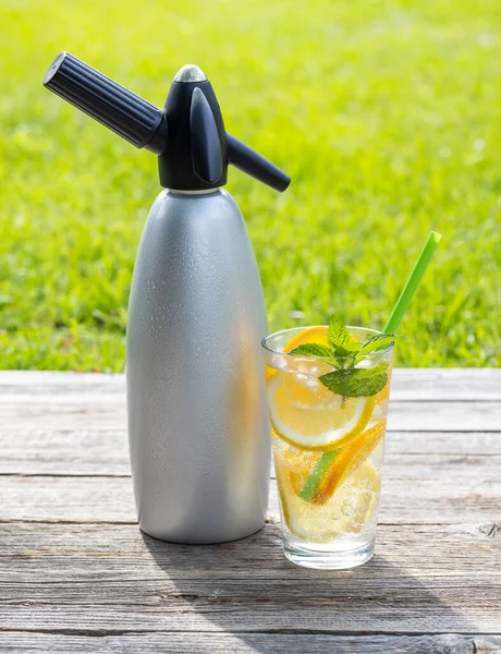 Refreshing Homemade Lemonade Served Outdoor Garden Table Cold Summer Drink — Stock Photo, Image