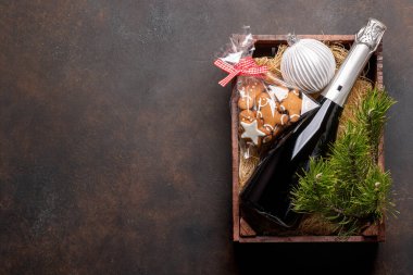 Noel kurabiyesi ve şampanyayla dolu bir kutu. Yılbaşı kutlamalarınız için boş yeriniz var