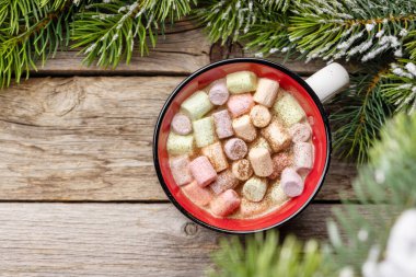 Marşmelovlu fincan ve karlı köknar ağacı. Fotokopi alanı olan Noel tatili