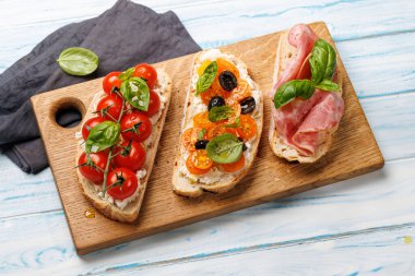 Lezzetli bir sandviç seti sulu domates, peynir ve lezzetli jambonla süslenmiş.