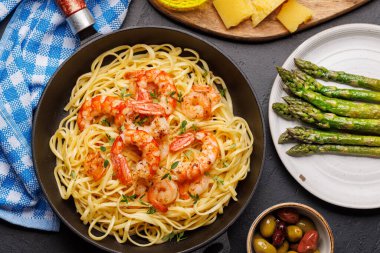 Kekikle süslenmiş nefis bir İtalyan makarnası mükemmel bir deniz ürünleri düşkünlüğü yaratıyor. Düz yatıyordu