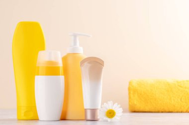 Canlı bir tuvalet tüpü koleksiyonu, günlük bakım için mükemmel.