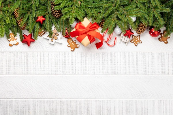 圣诞树分枝装饰 圣诞礼品盒和空间的问候文字 平躺在床上 — 图库照片