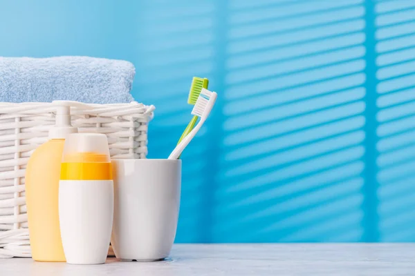 Čistý Osvěžující Obraz Toaletními Trubicemi Zubními Kartáčky Podporující Ústní Hygienu — Stock fotografie