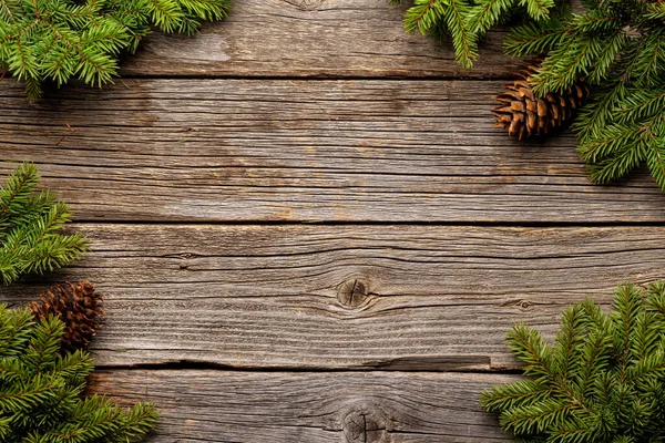 クリスマスモミの木の枝や木製の背景に松のコーン 挨拶のためのスペースとフラットレイアウト — ストック写真