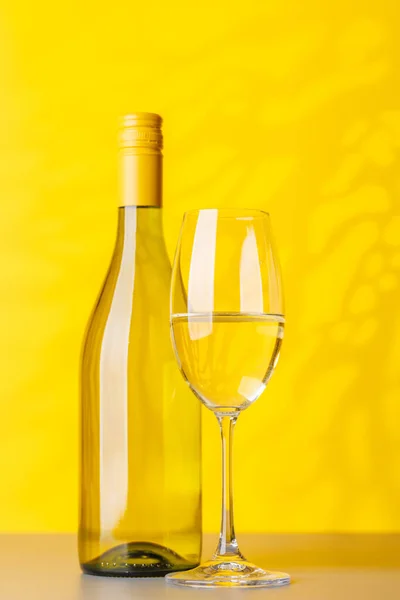 Weißweinflasche Und Weinglas Vorhanden Mit Kopierplatz Für Ihren Text — Stockfoto