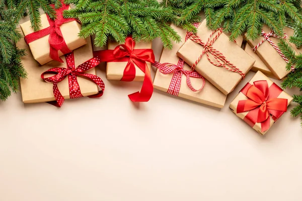 Χριστουγεννιάτικα Έλατα Κλαδιά Κουτιά Δώρων Και Χώρος Για Χαιρετισμούς Κείμενο — Φωτογραφία Αρχείου