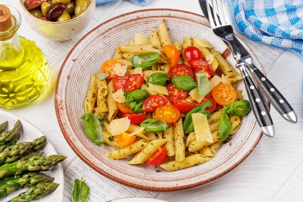 Prato Delicioso Macarrão Italiano Adornado Com Tomates Frescos Folhas Aromáticas — Fotografia de Stock