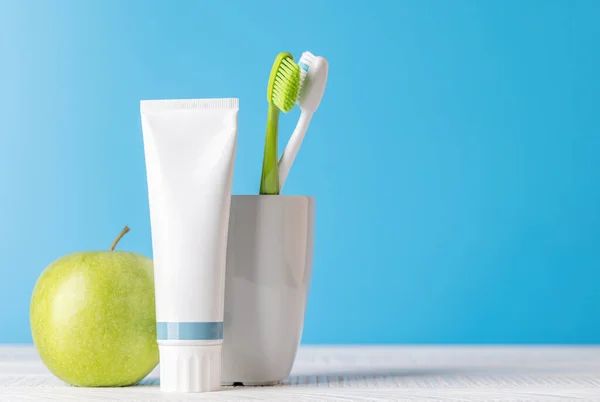 Чистое Освежающее Изображение Зубной Пастой Зубными Щетками Способствующее Гигиене Полости — стоковое фото