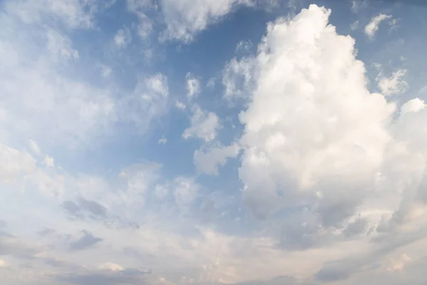 Een Prachtig Uitzicht Lucht Met Wolken Die Natuurlijke Schoonheid Rust — Stockfoto