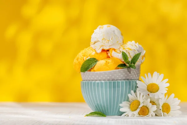 爽やかなアイスクリームは ピリッとしたレモンの風味が特徴です コピースペース付き — ストック写真
