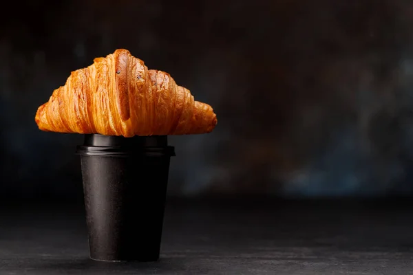 Aromás Kávé Egy Papírpohárban Pelyhes Croissant Nal Párosítva Fénymásolási Hellyel — Stock Fotó