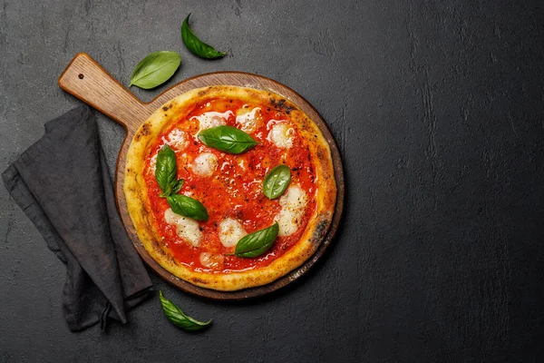 Homemade Margarita Pizza Topped Fresh Tomatoes Mozzarella Cheese Aromatic Basil — Stock Photo, Image