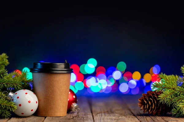 コーヒーカップ 装飾やガーランドボケとクリスマスツリーの枝 — ストック写真