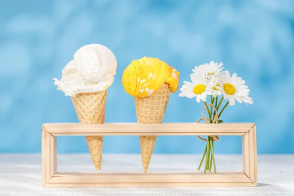 ワッフルコーンの中のさわやかなアイスクリームは ピリッとしたレモン風味のヒントで扱います — ストック写真