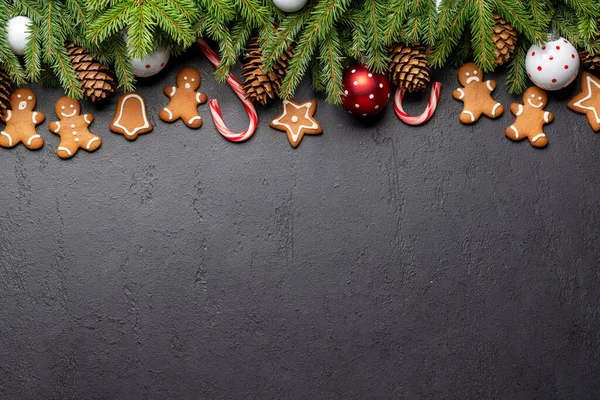 Vánoční Větev Dekorem Sušenkami Prostorem Pro Uvítání Textu Plocha — Stock fotografie