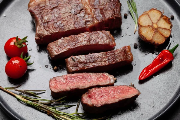 Bife Carne Grelhada Com Ervas Especiarias Depósito Plano — Fotografia de Stock