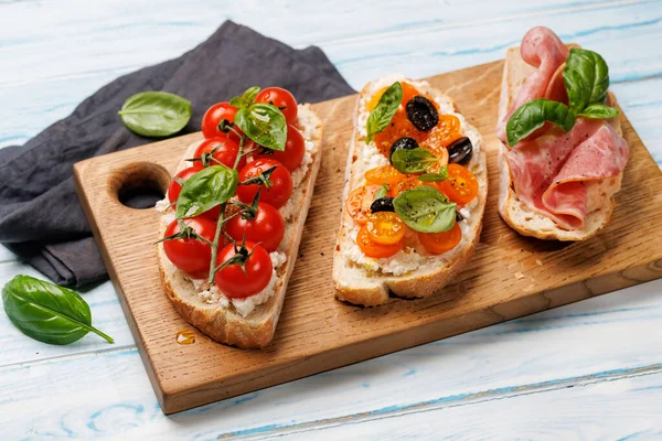 Delicioso Sándwich Bruschetta Adornado Con Jugosos Tomates Queso Salado Prosciutto —  Fotos de Stock