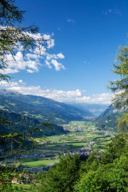 Kırsal alan panoramik manzara, yeşil alp çayırları ve İsviçre 'deki Alpler dağları