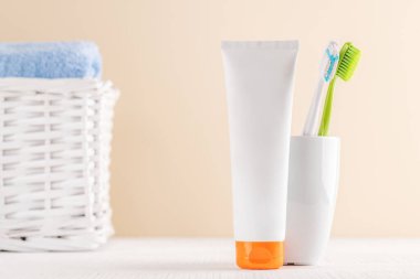 Diş macunu, diş fırçası, ağız hijyeni ve parlak bir gülümsemeyi destekleyen temiz ve ferahlatıcı bir görüntü.